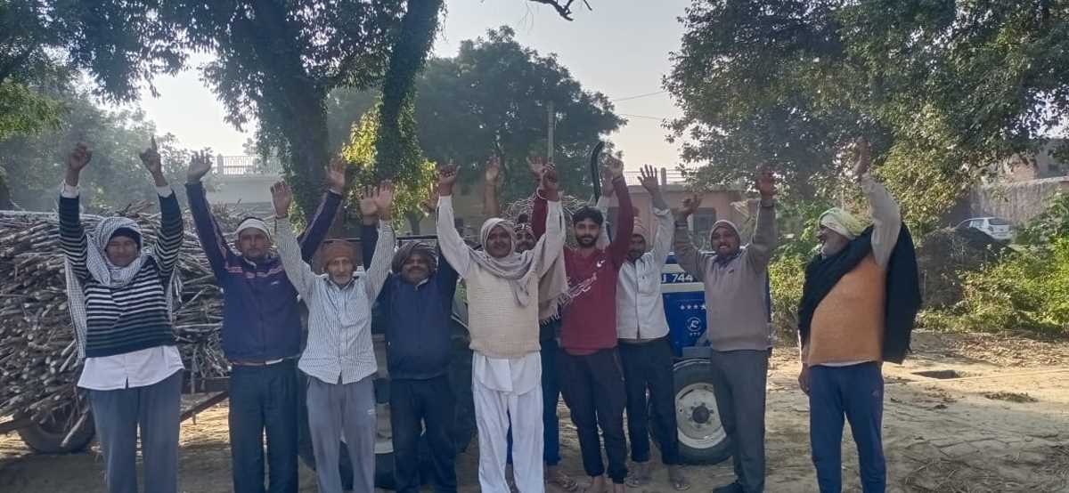 समय से गन्ना न तोलने का पर किसानों ने किया प्रदर्शन